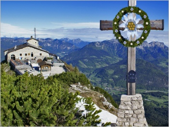 Das Kehlsteinhaus mit Gipfelkreuz